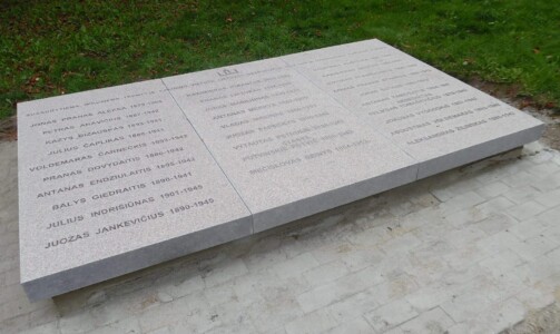 Paminklinė plokštė, skirta 29-iems sušaudytiems, mirusiems tremtyje, kalinimo vietose Lietuvos Respublikos 1918–1940 m. ministrų kabinetų nariams atminti ir pagerbti (greta K. Donelaičio ir Maironio gatvių sankirtos)