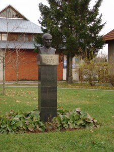 Paminklinis biustas Jonui Aisčiui Rumšiškėse. 2004 m.