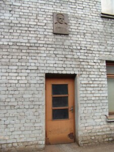 Atminimo lenta pažymėtas pastatas R. Kalantos g. 49. 2004 m.