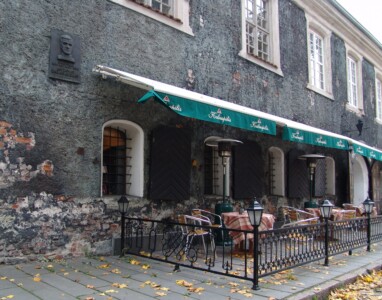 Atminimo lenta pažymėtas pastatas (Rotušės a. 10). 2004 m.
