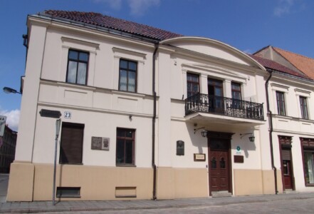 Atminimo lentomis pažymėtas pastatas Rotušės a. 23. 2005 m.