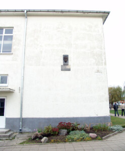 Atminimo lenta pažymėta Rumšiškių Antano Baranausko gimnazija (Rumšos g. 36). 2004 m.