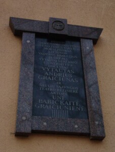 Atminimo lenta Unei Babickaitei ir Vytautui Andriui Graičiūnui Vaižganto g. 14 atminimo lenta Graiciunams
