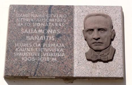 Atminimo lenta (Rotušės a. 23). 2005 m.