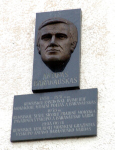 Atminimo lenta (Rumšos g. 36, Rumšiškės). 2004 m.
