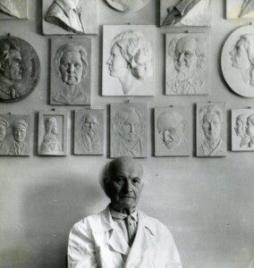 Antanas Aleksandravičius prie savo sukurtų darbų (1967 m.) Antanas Aleksandravičius prie savo sukurtų darbų (1967 m.)