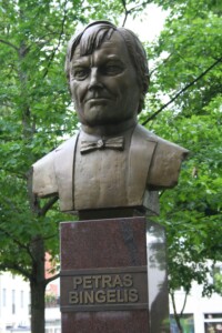 Paminklinis biustas Kauno valstybinio muzikinio teatro (Laisvės al. 91) prieigose. 2023 m.