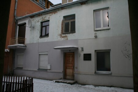 Atminimo lenta pažymėtas namas Kurpių g. 7A. 2012 m. Atminimo lenta pažymėtas namas Kurpių g. 7A. 2012 m.