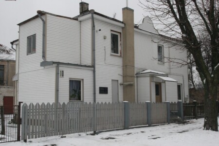 Namas P. Vaičaičio g. 10 pažymėtas atminimo lenta P. Vaičaičio g. 10