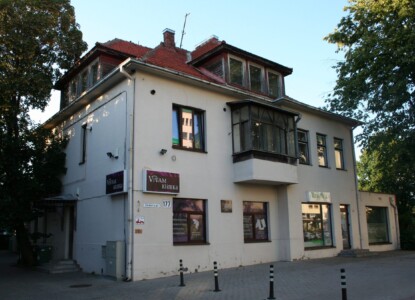 Atminimo lenta pažymėtas pastatas Savanorių pr. 177. 2022 m.