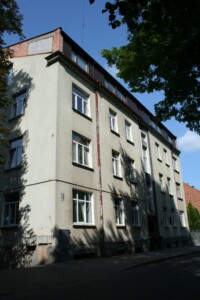 Atminimo lenta pažymėtas namas Trakų g. 8. 2023 m.