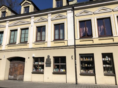 Atminimo lentomis pažymėtas pastatas Vilniaus g. 3. 2020 m.