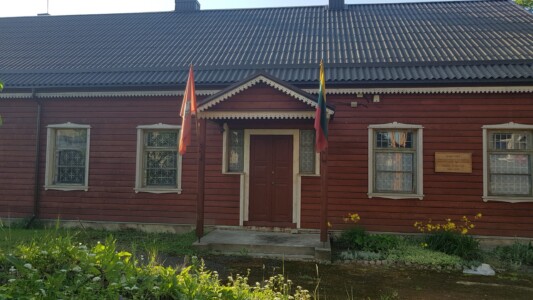 Atminimo lenta pažymėtas pastatas Vilniaus g. 54C, Karmėlava. 2019 m.