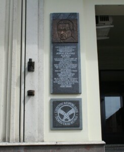 Memorialinė lenta su bareljefu Jonui Pranui Aleksai atminti (K. Donelaičio g. 2)