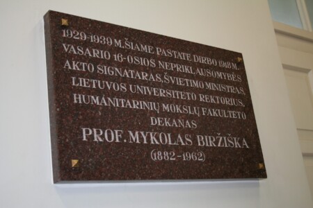 Atminimo lenta (K. Donelaičio g. 20). 2013 m.