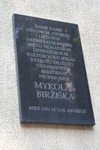 Atminimo lenta (Trakų g. 8). 2023 m.
