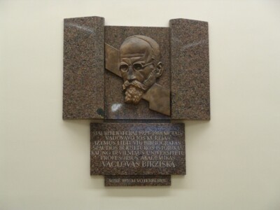 Memorialinė lenta su bareljefu (K. Donelaičio g. 20). 2004 m.