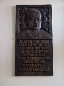 Atminima lenta Lietuvos sporto universiteto rūmų fojė (Sporto g. 6). 2004 m.