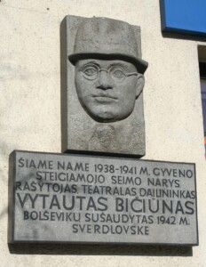 Atminimo lenta (Vytauto pr. 93). 2022 m.