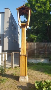 Koplytstulpis Karmėlavos Balio Buračo gimnazijos skverelyje (Vilniaus g. 67, Kauno r.). 2019 m.