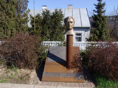 Paminklinis biustas (Taikos pr. 21). 2005 m.