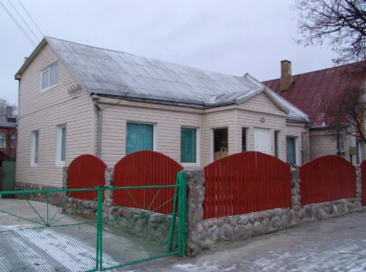 Atminimo lenta buvęs pažymėtas pastatas A. Mackevičiaus g. 43. 2004 m.
