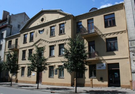 Atminimo lentomis pažymėtas pastatas A. Mickevičiaus g. 15. 2022 m.