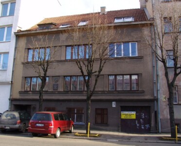 Atminimo lenta pažymėtas namas A. Mickevičiaus g. 16. 2004 m.