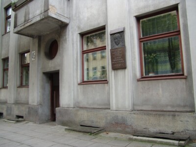 Atminimo lenta pažymėtas pastatas A. Mickevičiaus g. 45. 2004 m.