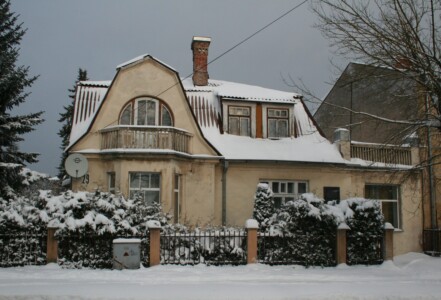 Atminimo lenta pažymėtas namas Aukštaičių g. 29. 2010 m.