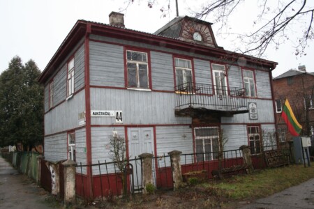 Atminimo lenta pažymėtas namas Aukštaičių g. 44. 2014 m.