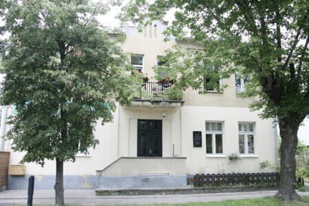 Atminimo lenta pažymėtas pastatas Aušros g. 37. 2007 m.