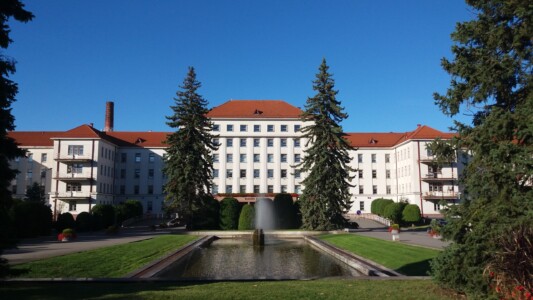 Atminimo lenta pažymėtas pastatas (Eivenių g. 2). 2021 m.
