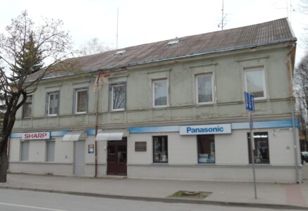 Atminimo lenta pažymėtas pastatas Gedimino g. 2. 2016 m.