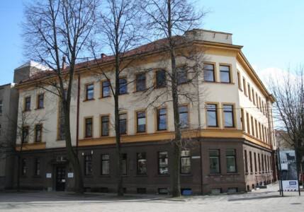 Atminimo lenta pažymėtas pastatas Gedimino g. 38. 2011 m.