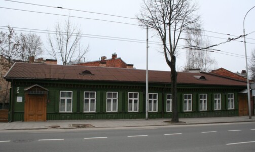Atminimo lenta pažymėtas namas K. Donelaičio g. 5. 2012 m.