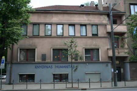 Atminimo lentomis pažymėtas pastatas K. Donelaičio g. 61. 2022 m.