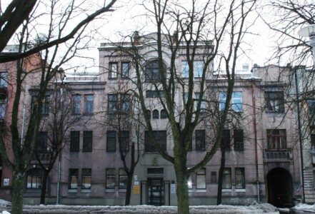 Atminimo lenta pažymėtas pastatas (K. Donelaičio g. 77). 2010 m.