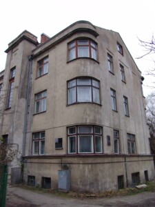 Atminimo lenta pažymėtas namas K. Donelaičio g. 9. 2004 m.