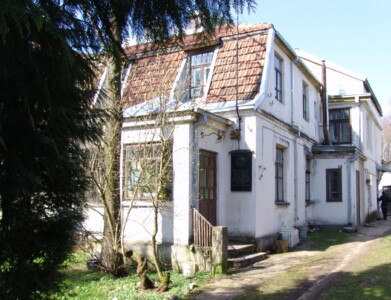 Atminimo lenta pažymėtas namas (K. Grybausko g. 12). 2005 m.