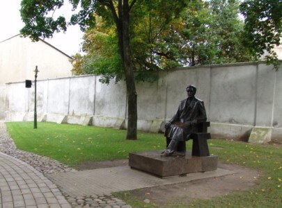 Paminklas Kaziui Griniui Istorinės LR prezidentūros kiemelyje Kaune (Vilniaus g. 33). 2004 m.