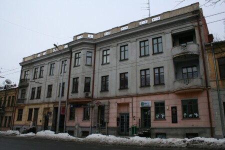 Atminimo lenta pažymėtas pastatas (Kęstučio g. 58). 2011 m.