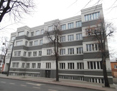 Atminimo lenta pažymėtas pastatas Kęstučio g. 8. 2023 m.