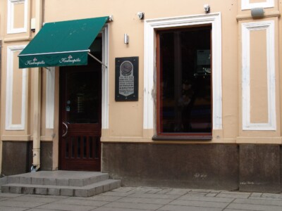 Atminimo lenta pažymėtas pastatas Laisvės al. 68. 2004 m.