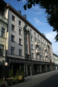 Atminimo lenta pažymėtas pastatas Laisvės al. 81. 2023 m.