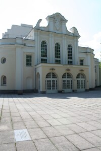 Atminimo plokštė prie Muzikinio teatro (Laisvės al. 91). 2011 m.