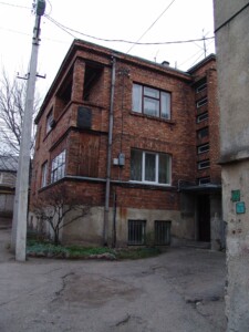 Atminimo lenta pažymėtas namas Lietuvių g. 18. 2004 m. Atminimo lenta pažymėtas namas Lietuvių g. 18. 2004 m.