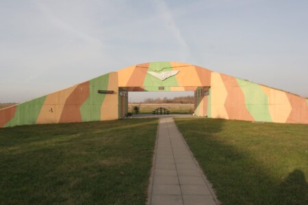 Lietuvos karo aviacijos memorialas S. Dariaus ir S. Girėno aerodrome (Veiverių g. 132). 2005 m.
