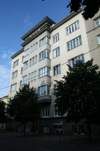 Atminimo lenta pažymėtas namas (Maironio g. 13). 2023 m.