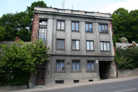 Atminimo lenta pažymėtas namas Parodos g. 11. 2012 m.